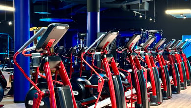 Langer Trainingsbereich mit Ausdauergeräten Cardiozone in Perspektive