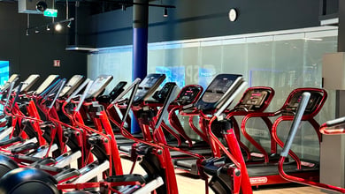 Vordere Cardiozone mit Trainingsmaschinen Cardiogeräte im Vordergrund