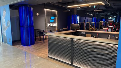 Moderner Eingangsbereich mit Servicetheke Empfangsbereich im Studio