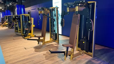 Gerätebereich für geführtes Krafttraining Kraftmaschinen in Reihe
