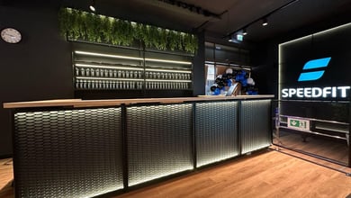 Beleuchteter Servicebereich im Studio Empfangstheke mit Logo