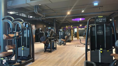 Zentrale Kraftfläche für Ganzkörpertraining Kraftmaschinen im Saal