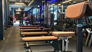 Freihantelbereich mit mehreren Trainingsbänken Trainingsbänke im Bereich
