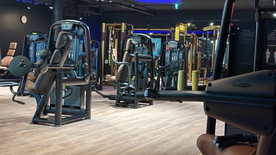 Offene Kraftfläche mit modernen Trainingsstationen Kraftmaschinen im Trainingssaal