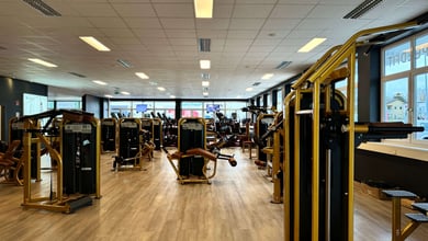 Großzügiger Trainingsraum für geführtes Krafttraining Kraftsaal mit Maschinen
