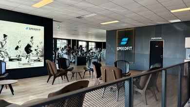 Empfangs- und Wartebereich im Fitnessstudio Lounge am Eingang