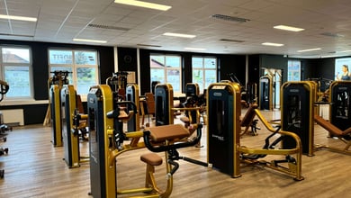 Heller Maschinenbereich für gezieltes Krafttraining Kraftgeräte im Saal