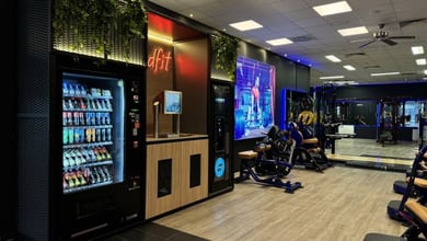 Getränke- und Snackbereich im Trainingsraum Servicezone mit Automaten