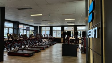 Laufbereich mit Blick durch Panoramafenster Cardiozone im Studio