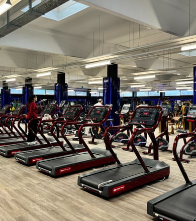 Reihe von Laufbändern im Fitnessstudio
