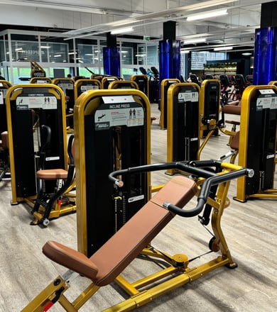 Kraftgeräte im Fitnessstudio