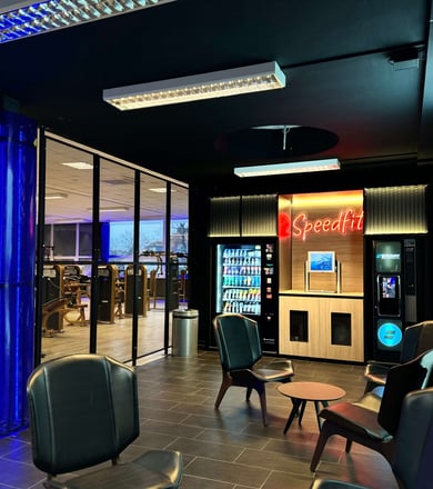 Lounge mit Getränkeautomaten