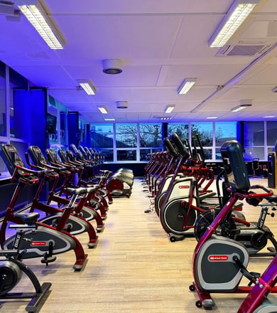 Reihen von Ergometern im Fitnessstudio