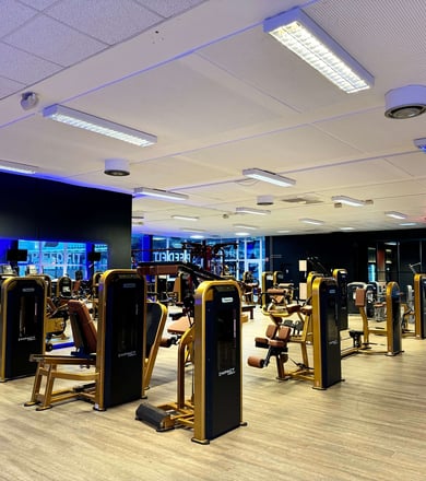 Großer Kraftraum im Fitnessstudio