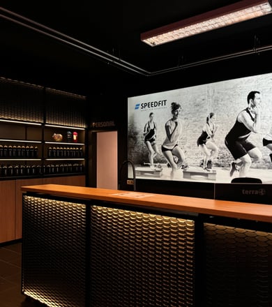 Moderner Empfangsbereich im Fitnessstudio