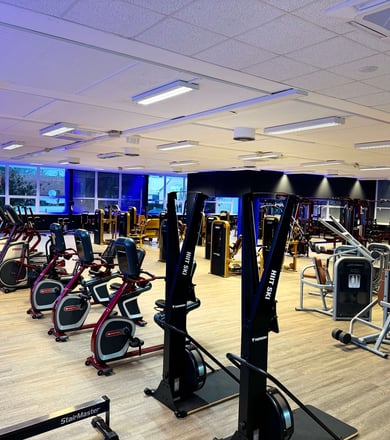 Großer Trainingssaal mit vielen Geräten