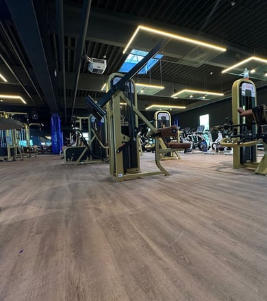 Großer Saal mit Sportgeräten