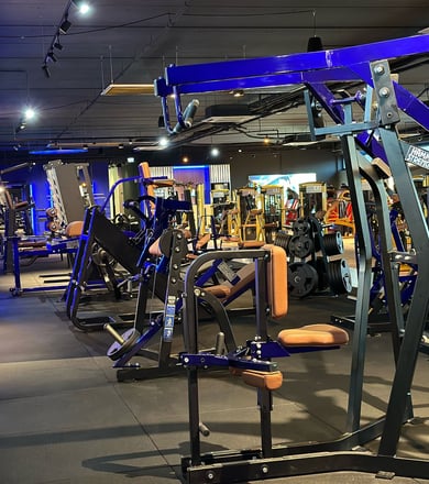 Viele Kraftgeräte im Fitnessstudio