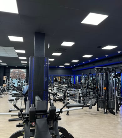 Kraftgeräte im Fitnessbereich