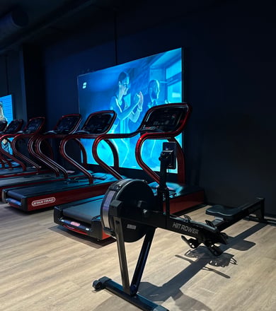 Cardiogeräte vor Bildschirm