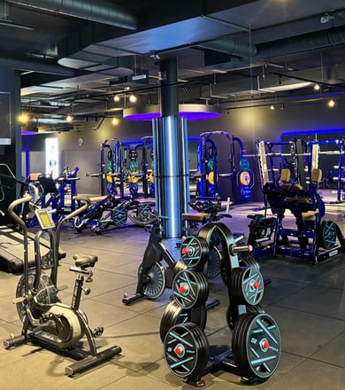 Fitnessraum mit Trainingszonen