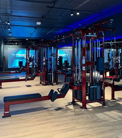 Bereich mit multifunktionalen Trainingsgeräten