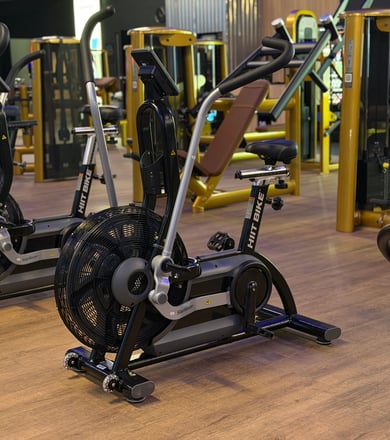 Air Bikes im Trainingsraum