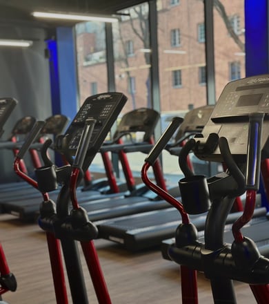 Cardiogeräte am Fenster im Fitnessstudio