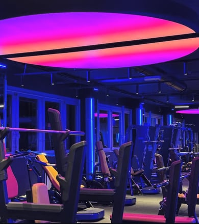 Modernes Fitnessstudio mit Neonlicht