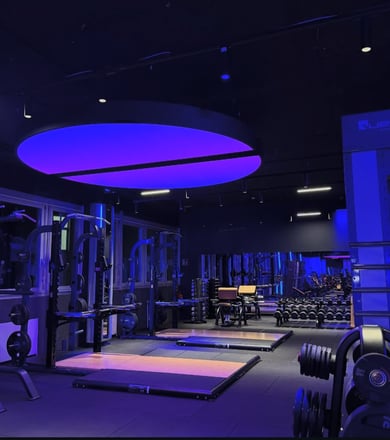 Freihantelbereich im Fitnessstudio