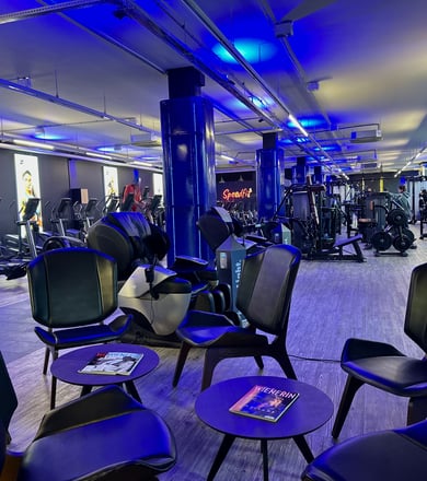 Sitzbereich im Fitnessstudio