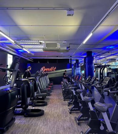Cardiohalle mit Geräten