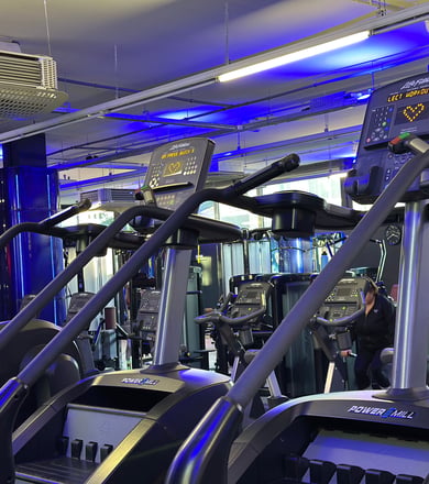 Crosstrainer im Vordergrund