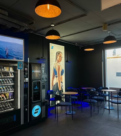 Loungebereich mit Automaten