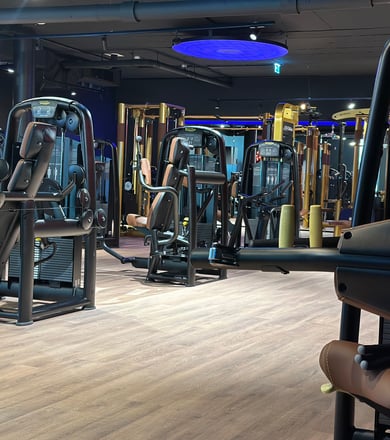 Kraftmaschinen im Trainingssaal