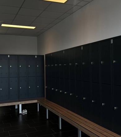 Umkleideraum mit Schränken