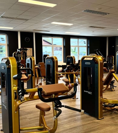 Kraftgeräte im Saal